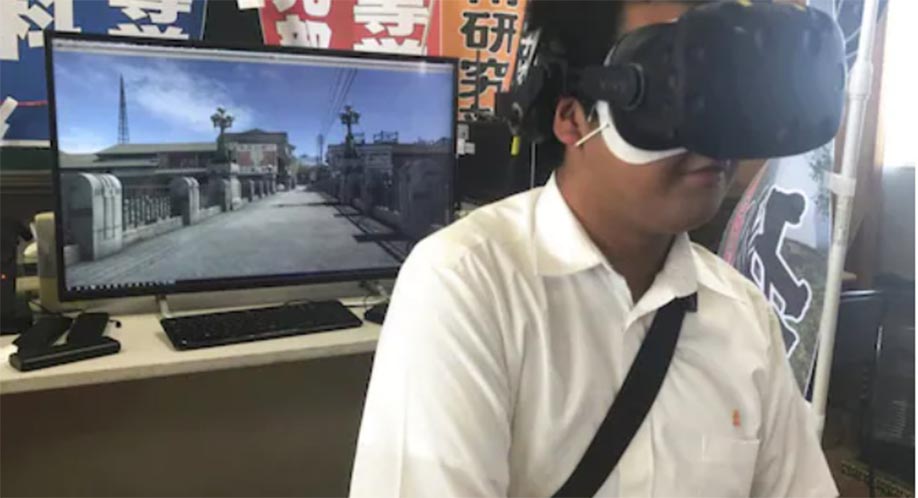 使用 VR 设备探索虚拟世界值得关注